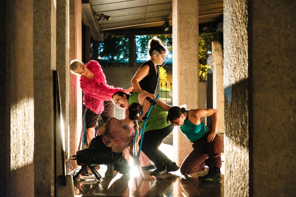 Πέντε γυναίκες υποστηρίζουν η μία την άλλη σε διαφορετικά επίπεδα.